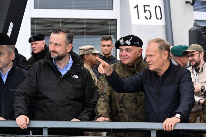 도날트 투스크 폴란드 총리(오른쪽)가 브와디스와프 코시니악-카미슈 국방장관(왼쪽), 스타니슬라브 초스넥 합참 부참모총장(오른쪽 두 번째)과 함께 우스트카 공군 훈련장을 방문해 나토 연합훈련 ‘아이언 디펜더’ 목적으로 열린 ‘오텀 파이어-25’ 훈련을 참관하고 있다. EPA 연합뉴스