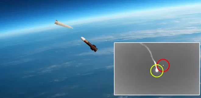 대만 국가중산과학연구원(중과원)이 17일 공개한 영상에서 치앙궁 요격미사일 2단 추진체(오른쪽)가 목표물을 향해 접근하는 모습이 그래픽으로 묘사돼 있다. 작은 사진은 실제 시험에서 포착된 장면. NCSIST