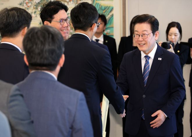이재명 대통령이 18일 용산 대통령실에서 오찬 간담회에 참석한 증권사 리서치센터장들과 인사하고 있다. 2025.9.18 연합뉴스