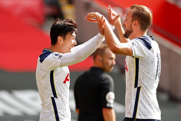 토트넘 시절 손흥민이 2020년 9월 20일(한국시간) 영국 사우샘프턴의 세인트 메리스 스타디움에서 열린 2020~21 잉글랜드 프리미어리그(EPL) 사우샘프턴과의 원정 경기에서 골을 넣은 뒤 도움을 기록한 해리 케인과 기뻐하고 있다. AFP 연합뉴스