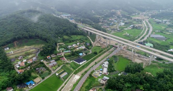 이곳이 서울-양평고속도로 원안 종점 - 14일 오전 서울-양평 고속도로 예타를 통과한 원안 노선의 종점인 경기도 양평군 양서면 일대 모습. 원안에 따르면 서울-양평고속도로 는 이곳에서 교각 위로 지나는 화도~양평 간 중부내륙고속도로와 연결될 계획이었다. 교각 위 도로가 중부내륙고속도로이며 왼쪽은 화도 방면, 오른쪽은 양평 방면. 2023.7.14 연합뉴스