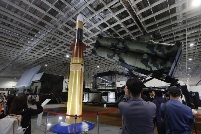 대만 타이베이 난강 전시센터에서 열린 국제항공우주·방산전시회(TADTE) 개막을 앞두고 공개된 치앙궁 요격미사일(가운데), 이동식 발사대(오른쪽), AESA 레이더. 2025.9.17 AP 연합뉴스