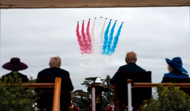 도널드 트럼프 미국 대통령과 멜라니아 여사, 찰스 3세 영국 국왕과 카밀라 왕비가 17일(현지시간) 윈저성에서 열린 군악의장 행사에서 영국 공군 특수비행팀 ‘레드애로우즈’의 에어쇼를 관람하고 있다. AFP 연합뉴스