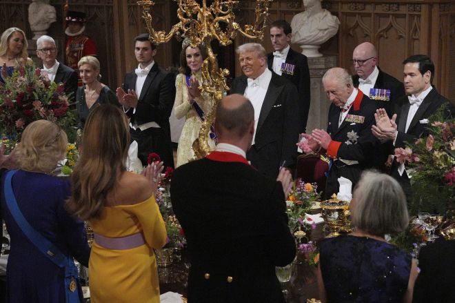 도널드 트럼프 미국 대통령이 17일(현지시간) 영국 윈저성에서 열린 국빈만찬에서 연설한 뒤 기립박수를 받고 있다. 왼쪽부터 찰스 3세 국왕, 케이트 왕세자빈, 마르코 루비오 미 국무장관 등이 함께 자리했다. AP 연합뉴스