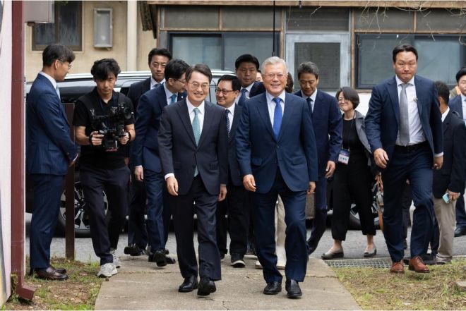 김동연 경기도지사와 문재인 전 대통령이 19일 파주 캠프그리브스에서 열린  ‘9.19 평양공동선언 7주년 기념식’ 행사장으로 향하고 있다. (경기도 제공)