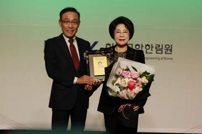 한국공학한림원 ‘제55회 정기총회 및 명예회원 추대식’에서 이길여 총장이 김기남 공학한림원 회장으로부터 한국공학한림원 명예회원 인증패를 받고 기념사진을 찍고 있다.가천대 제공