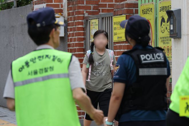 초등생 납치 미수에 학교 앞 배치된 경찰 - 최근 초등학생 납치 미수 등 아동 대상 범죄가 잇따르는 가운데 12일 서울의 한 초등학교 앞에 경찰이 배치되어 있다. 2025.9.12 연합뉴스
