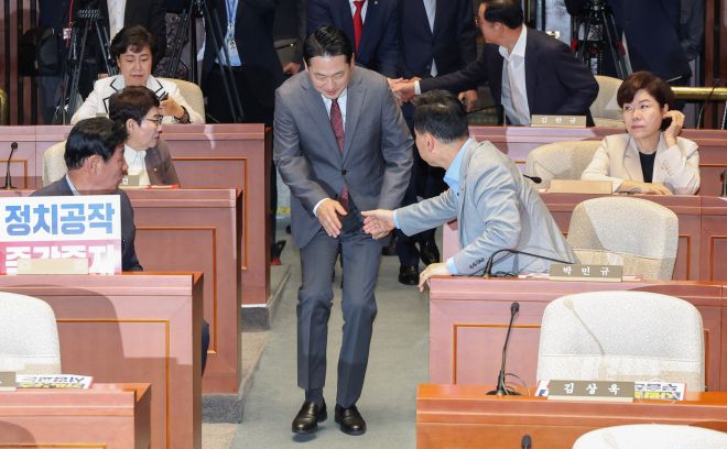 장동혁 국민의힘 대표가 19일 국회에서 열린 의원총회에 입장하고 있다. 2025.9.19 연합뉴스