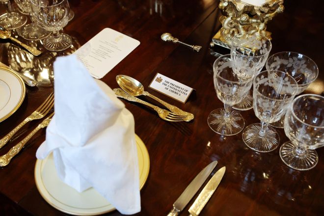 17일(현지시간) 영국 버크셔주의 윈저성 세인트조지홀에서 도널드 트럼프 미국 대통령의 두 번째 영국 왕실 초청 국빈 만찬을 위한 테이블이 준비되고 있다. 금색 숟가락과 포크, 크리스털 잔 등 화려한 식기류가 배치돼 있다. ﻿  윈저 로이터 연합뉴스