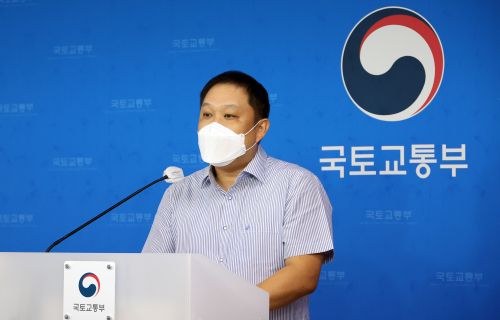 최승욱 국토교통부 항공기술과장이 지난 18일 정부세종청사에서 국제항공 탄소중립 선도와 신산업 육성을 위한 ‘지속가능항공유(SAF) 혼합 의무화제도 로드맵’의 주요내용을 설명하고 있다. 세종 뉴시스