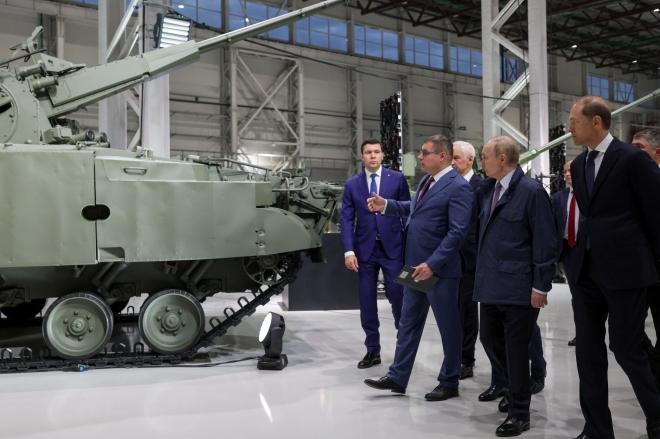 19일(현지시간) 러시아 ‘총포 제작자의 날’을 맞아 중부 페름의 모토빌리하 공장을 방문한 블라디미르 푸틴(오른쪽 두번째) 러시아 대통령과 데니스 만투로프(오른쪽) 러시아 제1부총리, 안톤 알리하노프(왼쪽) 러시아 산업통상부 장관. 2025.9.20 페름 TASS 연합뉴스