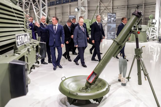 19일(현지시간) 러시아 ‘총포 제작자의 날’을 맞아 중부 페름의 모토빌리하 공장을 방문한 블라디미르 푸틴 러시아 대통령. 2025.9.20 페름 TASS 연합뉴스