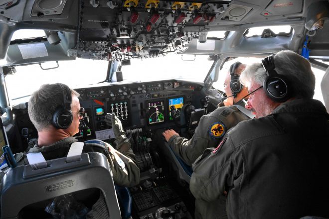 19일(현지시간) 나토(북대서양조약기구) 공중조기경보통제기(AWACS ) 조종사들이 러시아의 위협에 대응한 나토 동부전선 감시 임무의 일환으로 폴란드 영공 상공 비행 준비를 하고 있다. 2025.9.19 AFP 연합뉴스