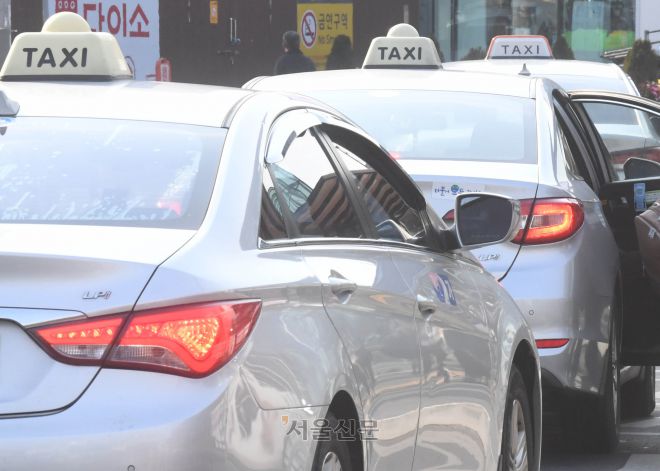 서울 용산구 서울역 택시 승강장에 위치한 택시 모습. 홍윤기 기자