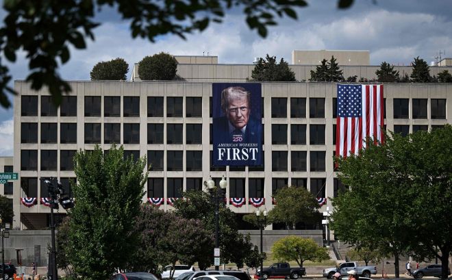 워싱턴 D.C.에 있는 노동부 본부 건물 외벽에 도널드 트럼프 미국 대통령의 대형 현수막이 성조기와 함께 걸려있다. AFP 연합뉴스