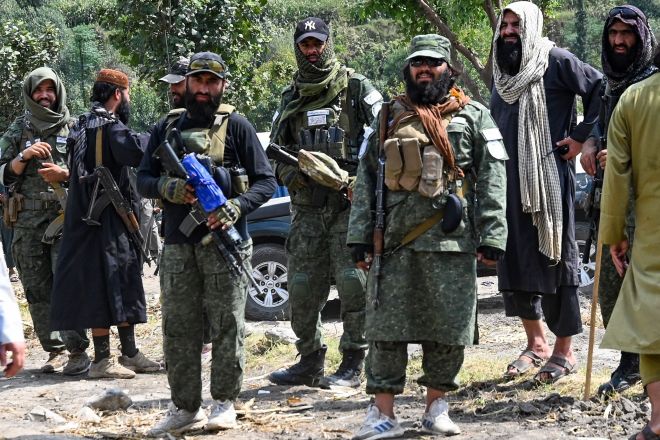 2025년 9월 14일 아프가니스탄 쿠나르주 누르갈 지역 마자르다라 마을에서 지진 피해 주민들이 임시 천막에 머무는 모습. 이번 강진으로 2200명 넘게 숨졌으며, 탈레반 정부 고위 인사가 현장을 처음 방문했다. AFP 연합뉴스