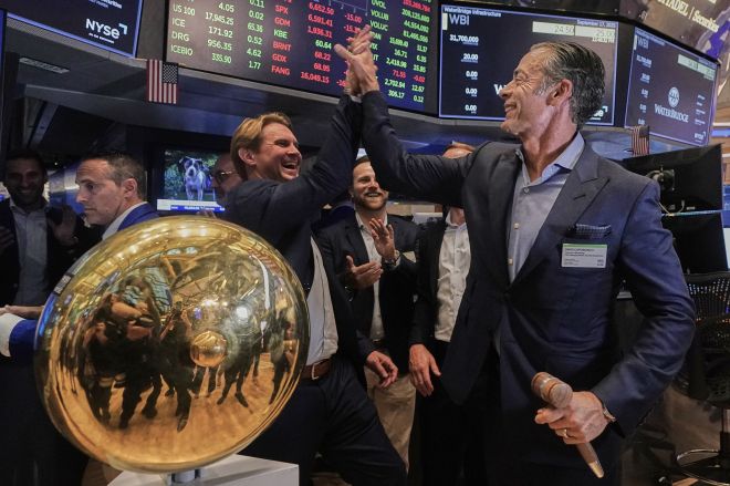 미 연준(FRB)이 9개월 만에 처음으로 금리를 인하한 데 이어 18일 미 증시 선물 시장이 S&P 500 지수 선물 0.8%, 다우존스산업평균 지수 선물은 0.7%,, 나스닥 선물은 1.1% 급등하면서 월가가 이날 사상 최고치로 개장할 것을 예고했다. 2025.09.18. AP뉴시스