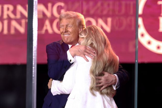 도널드 트럼프 미국 대통령이 21일 애리조나주 글렌데일의 스테이트팜 경기장에서 열린 우익 활동가 찰리 커크의 추모식에서 찰리 커크의 부인 에리카 커크를 안고 있다. AFP 연합뉴스