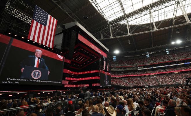 도널드 트럼프 미국 대통령이 21일 애리조나주 글렌데일의 스테이트팜 경기장에서 열린 우익 활동가 찰리 커크의 추모식에서 연설하고 있다. AFP 연합뉴스