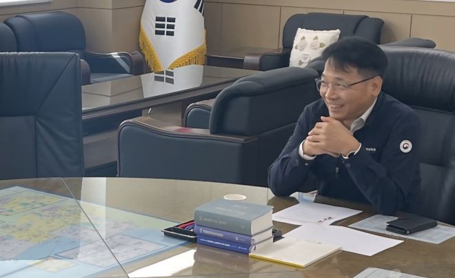 이경근 고용노동부 여수지청장이 직원들과 환담하고 있다.