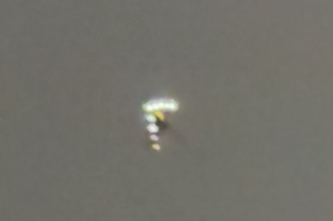 주민이 포착한 V자형 괴비행체. 불빛이 규칙적으로 배열돼 있으며 중앙에는 작은 동체가 보인다. 출처=NUFORC