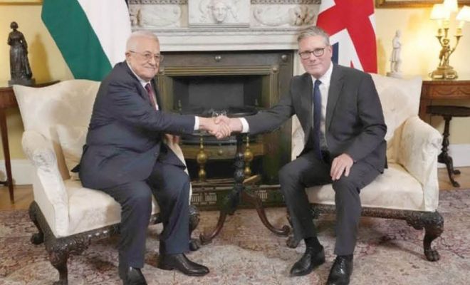 팔레스타인 수반과 악수했던 英총리 - 지난 8일 런던 다우닝가 10번지에서 키어 스타머(오른쪽) 영국 총리가 마무드 아바스 팔레스타인 자치정부 수반과 악수하고 있다. 팔레스타인 국가 인정을 앞두고 열린 회담에서 두 정상은 가자지구의 인도적 상황을 논의하며 하마스가 미래 팔레스타인 정부에서 배제돼야 한다는 데 동의했다. 런던 AFP 연합뉴스