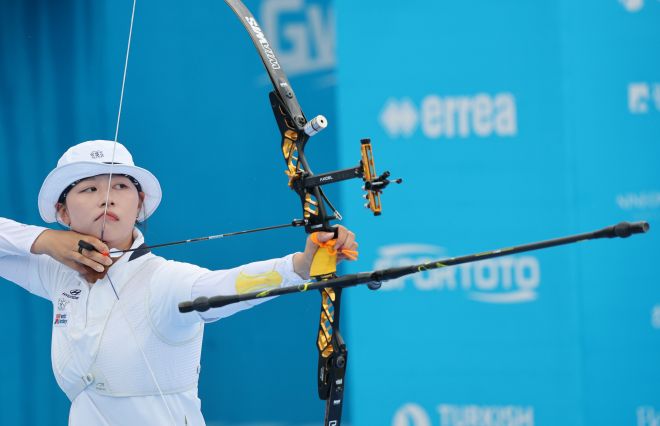 임시현, 8강 향해 정조준 - 12일 광주 동구 국립아시아문화전당 5·18민주광장에서 열린 2025 세계양궁선수권대회 리커브 여자 개인전 16강에서 임시현이 화살을 쏘고 있다. 2025.9.12 연합뉴스