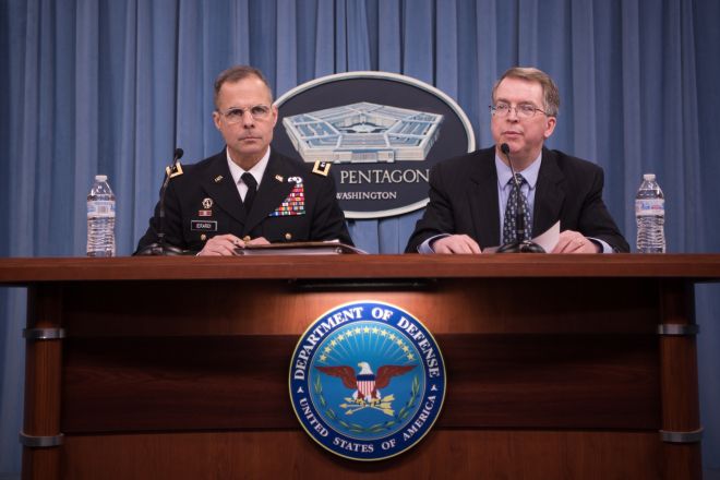 데이비드 L. 노크위스트 당시 미 국방부 부장관(오른쪽). 그는 2020년 8월 미확인 비행현상(UAP) 태스크포스(UAPTF) 신설을 승인했다. 사진은 2018년 국방 예산안 브리핑 장면. 미 국방부 제공