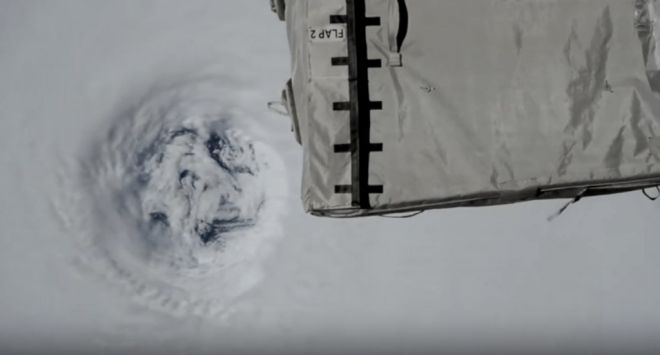 22일 일본인 우주비행사 키미야 유이가 촬영한 태풍 라가사와 ISS 일부 모습