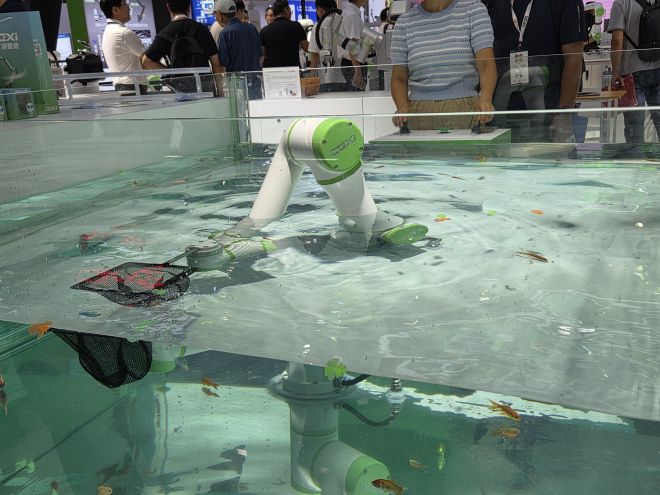 24일 중국 상하이 국제컨벤션센터에서 열린 세계 최대 규모의 산업 로봇 전시회인 ‘2025 로봇박람회’에 ‘CGXi’가 물이 가득 든 수조에 로봇팔을 담가 방수 기능을 선보이고 있다. 상하이 곽소영 기자