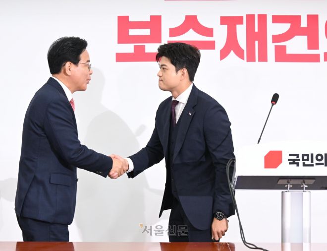 김용태 국민의힘 비상대책위원장이 30일 오전 서울 여의도 국회에서 퇴임 기자회견 도중 송언석 원내대표의 격려를 받고 있다. 2025.6.30안주영 전문기자