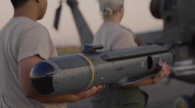 병사들이 바라쿠다-500을 들고 이동하는 모습. 비교적 가벼운 기체 구조 덕분에 운용과 배치가 쉽다. 출처=안두릴