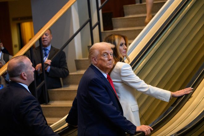 도널드 트럼프 미국 대통령(왼쪽)과 배우자 멜라니아 여사가 23일(현지시간) 뉴욕 유엔총회 연설을 위해 고장 난 에스컬레이터 위를 걸어가고 있다. AFP 연합뉴스