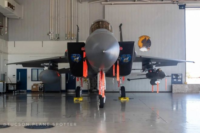 미국 오리건주 방위군 제142전투비행단 소속 F-15C 전투기. 왼쪽 날개 아래에 크라토스( Kratos) UTAP-22 드론을 장착한 모습으로, 롱숏 드론도 이와 유사한 방식으로 전투기에 탑재될 것으로 예상된다. ⓒtucson.plane.spotter