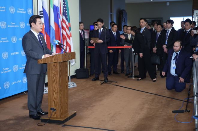 이재명 대통령, 유엔본부 브리핑 - 이재명 대통령이 24일(현지시간) 미국 뉴욕 유엔본부에서 안전보장이사회 공개 토의에 앞서 약식 브리핑을 하고 있다. 오른쪽 마이크 앞에는 우리 정부 관계자가 영문 성명을 들고 서 있다. 2025.9.25 연합뉴스