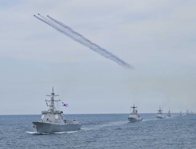 26일 부산 앞바다에서 열린 ‘2025 대한민국해군 관함식’에서 해군 함정 및 항공기들이 해상사열을 하고 있다. 2025.9.26 해군 제공