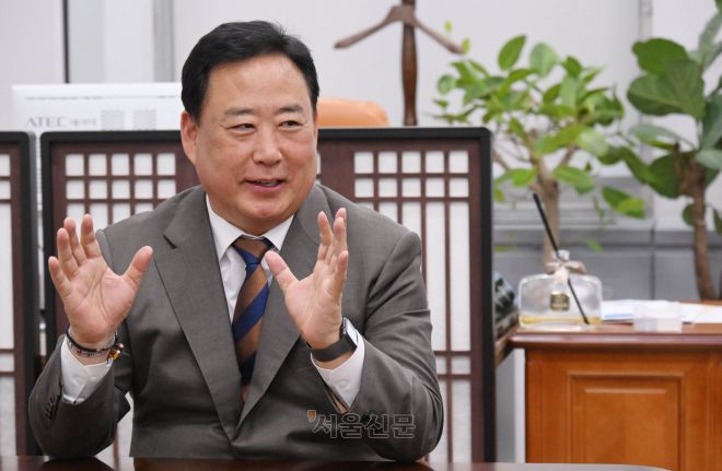 국회 농림축산식품해양수산위원회 위원장실에서 서울신문과 인터뷰하고 있는 어기구 농해수위원장. 안주영 전문기자