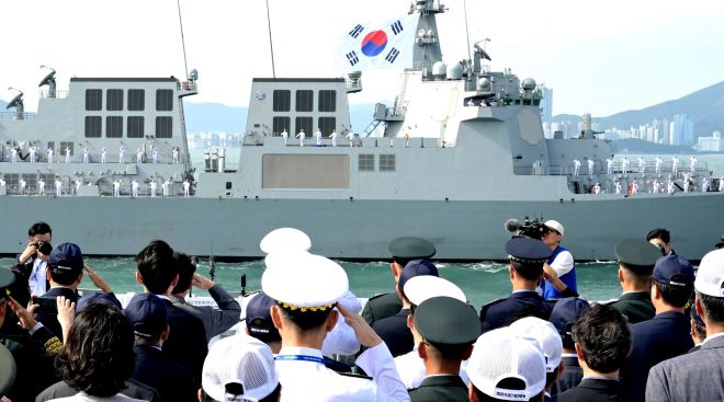 26일 부산 앞바다에서 열린 ‘2025 대한민국해군 관함식’에서 해군 장병들과 관계자들이 경례하고 있다. 2025.9.26 해군 제공