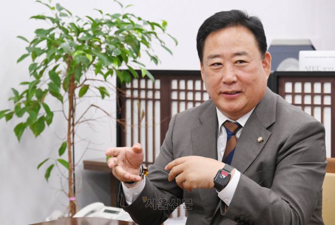 국회 농림축산식품해양수산위원회 위원장실에서 서울신문과 인터뷰하고 있는 어기구 농해수위원장. 안주영 전문기자