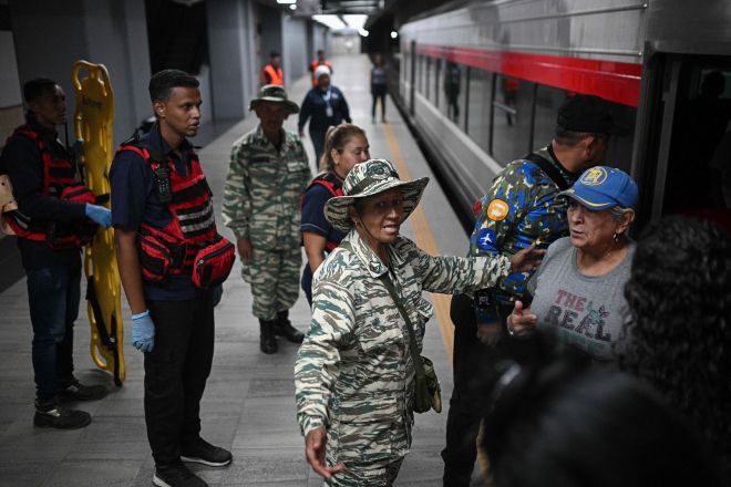 9월 27일(현지시간) 베네수엘라 카라카스에서 열린 위험 대비 훈련 중 볼리바르 민병대원이 시민들의 대피를 돕고 있다. 당국은 자연재해와 무력 충돌 상황을 가정한 훈련을 통해 ‘조국 수호’ 의지를 과시했다. AFP 연합뉴스