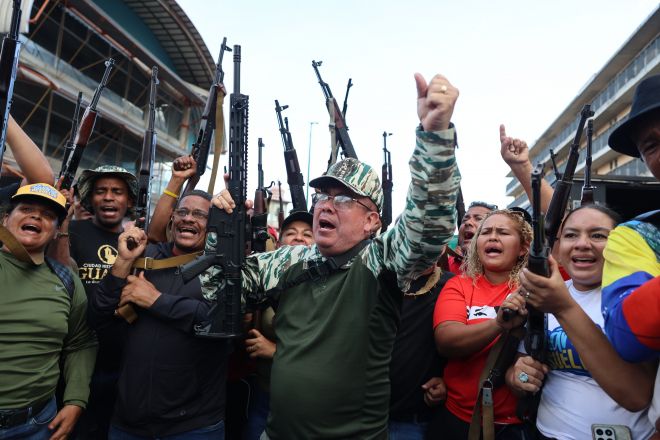 9월 23일(현지시간) 베네수엘라 카라카스에서 열린 군사훈련에 참여한 호세 마누엘 수아레스(가운데) 라과이라 시장. 수천 명의 차베스주의자들과 당국자들이 무장을 불사하며 ‘조국 수호’를 다짐했다. EPA 연합뉴스