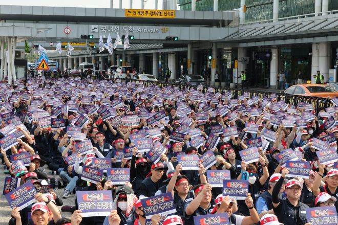 1일 서울 강서구 김포국제공항 국내선 청사 앞에서 열린 전국공항노동자 총파업 대회에서 참석자들이 연속야간노동 근절 위한 교대근무제도 개선 등을 요구하고 있다. 연합뉴스