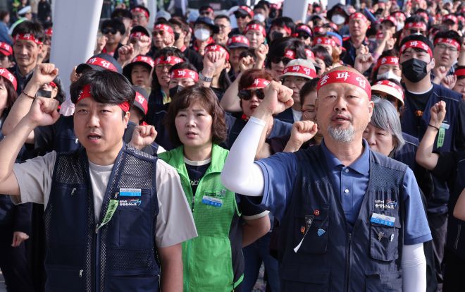 인천공항 등 전국 15개 공항 노동자들이 1일 인천국제공항 1터미널에서 열린 무기한 전면파업 1일차 출정식에서 구호를 외치고 있다. 뉴스1