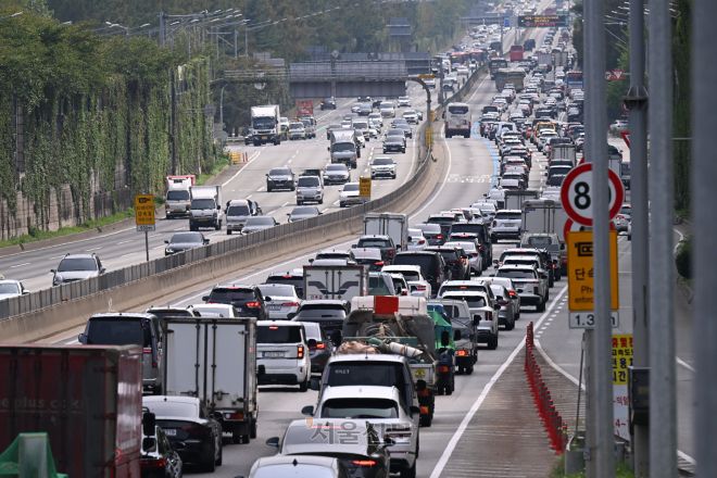 추석 연휴를 앞둔 2일 경부고속도로 잠원 ic 구간 하행선이 귀성 챠량들로 정체를 보이고 있다. 2025.10.2 안주영 전문기자