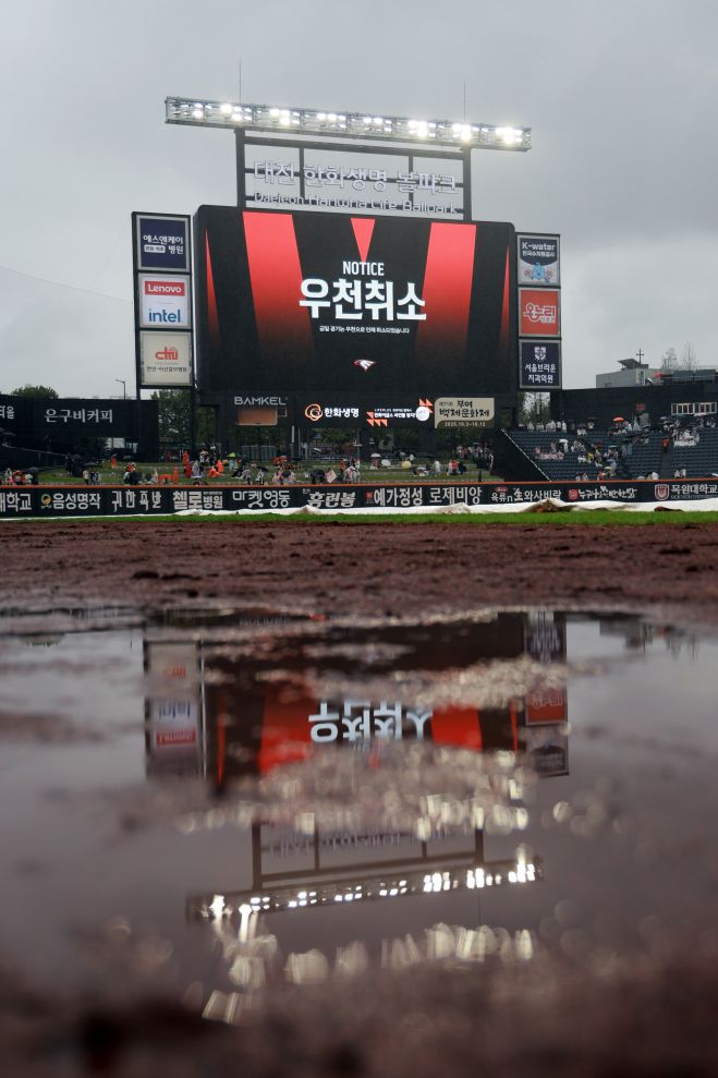 우천취소된 LG-한화 정규시즌 마지막 경기 - 우천취소된 LG-한화 정규시즌 마지막 경기     (대전=연합뉴스) 신현우 기자 = 28일 대전 한화생명볼파크에서 열릴 예정이던 프로야구 2025 신한 SOL 뱅크 KBO리그 LG 트윈스와 한화 이글스의 경기가 비로 취소돼 전광판에 안내가 나오고 있다. 이날 취소된 경기는 29일 오후 6시 30분 같은 장소에서 열린다. 2025.9.28     nowwego@yna.co.kr (끝)   <저작권자(c) 연합뉴스, 무단 전재-재배포, AI 학습 및 활용 금지>