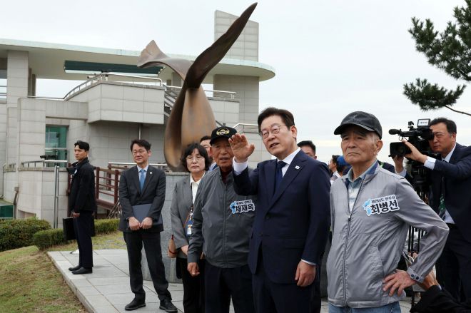 실향민 가족과 북녘 바라보는 이재명 대통령 - 이재명 대통령이 추석 연휴 첫날인 3일 인천 강화군 강화평화전망대에서 실향민 가족들과 북한 황해북도 개풍군 일대를 바라보며 이야기를 나누고 있다. 연합뉴스