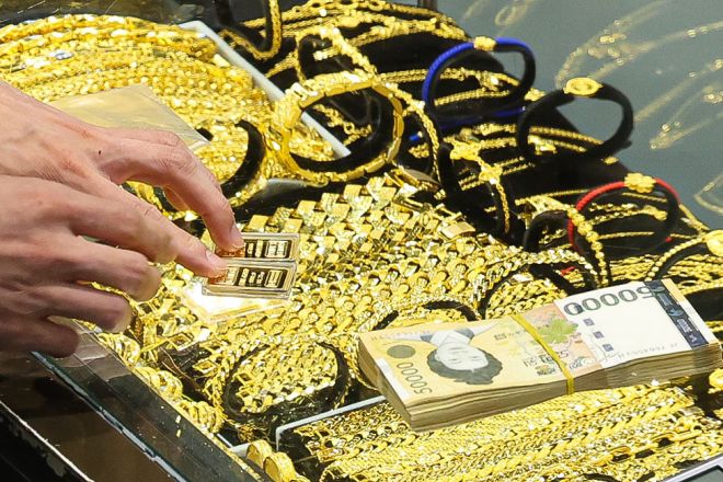 지난달 24일 서울 종로구의 한 금은방에서 고객이 금 거래를 하고 있다. 2025.09.24 뉴시스