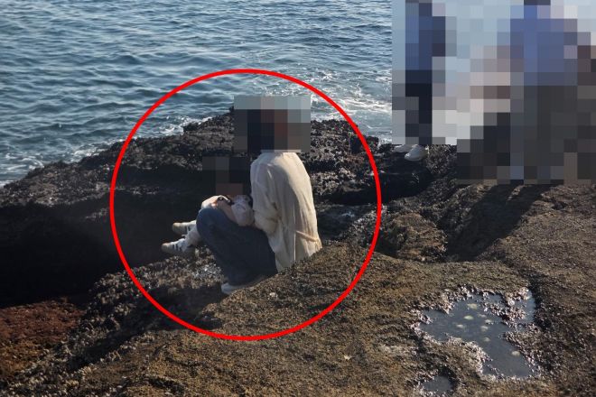 추석 연휴 기간 제주 서계리 용머리해안(천연기념물 제526호)에서 아이의 대변을 뉘고 있는 관광객. (인물 모자이크 처리) 보배드림 캡처