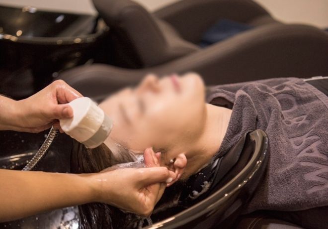 미용실에서 머리를 감고 있는 여성의 모습. 아이클릭아트