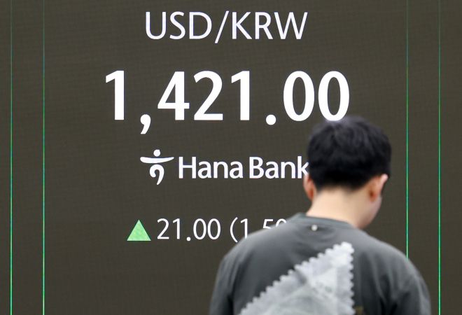 원달러 환율이 전 거래일 주간거래 종가(오후 3시 30분 기준)보다 23.0원 오른 1423.0원에 출발한 10일 오전 서울 중구 하나은행 딜링룸 전광판에 환율이 표시되고 있다. 뉴시스